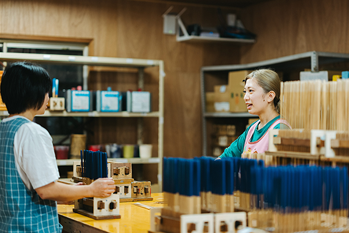 談笑する女性社員２名